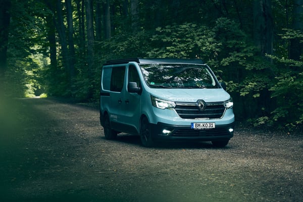 Renault Trafic Kompanja in Kumulus Blau während der Fahrt.