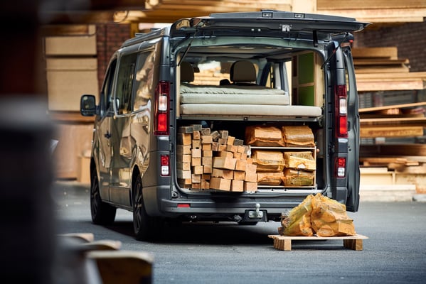 Renault Trafic Kompanja mit viel Stauraum im Kofferraum.