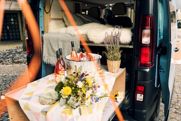 Kompanja Campingbus Heckauszug mit Hochzeitstorte.