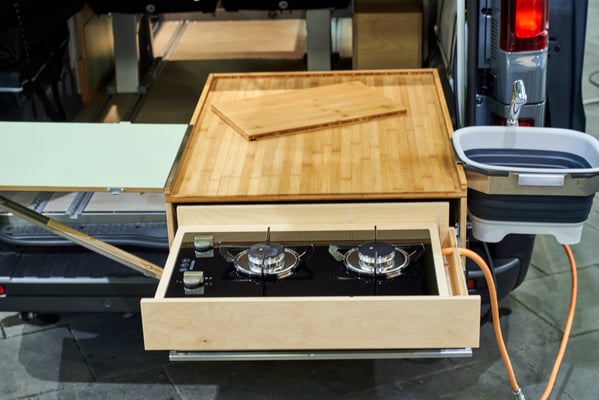 Kompanja Heckküche mit Doppelflammen Gasherd