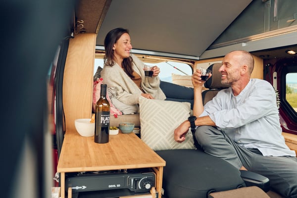 Dieser Campingbus Ausbau lädt ein zum entspannen.