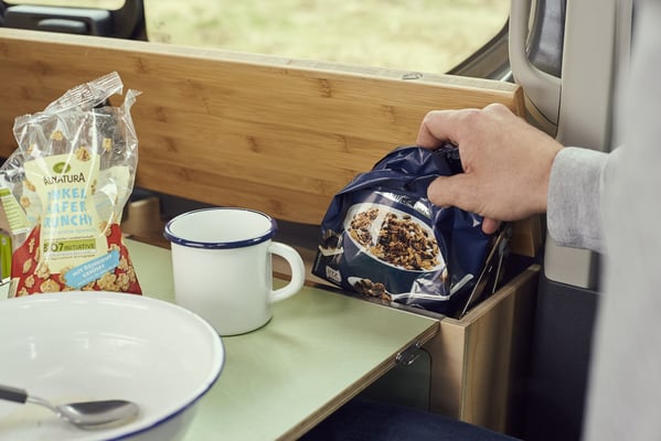 Das aufklappbare Seitenfach im Kompanja von überall erreichbar.