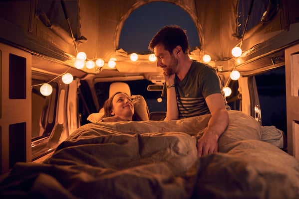 Kompanja Bett mit Lichterkette in der Nacht.