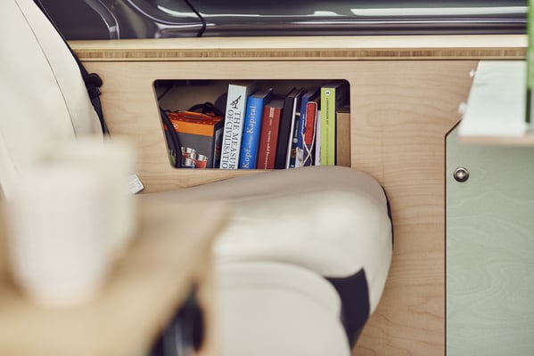 Der Kompanja Campingbus Ausbau bietet viel Stauraum.