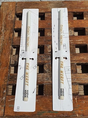 Gelaserte Bleistifte in einer Hülle (ein alter Bauplan)