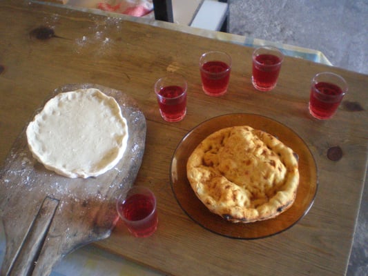 Vino de la tierra acompañado de sollafas de harina en horno de leña