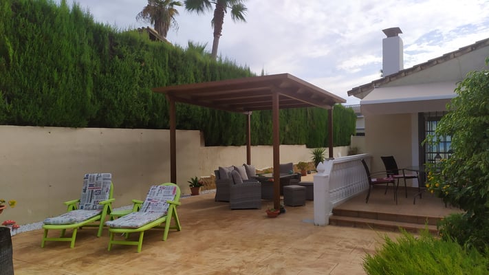 Cenador de aluminio color madera.