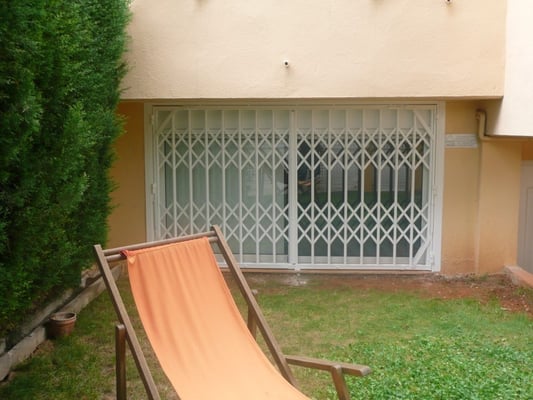 Reja de seguridad extensible cerrada