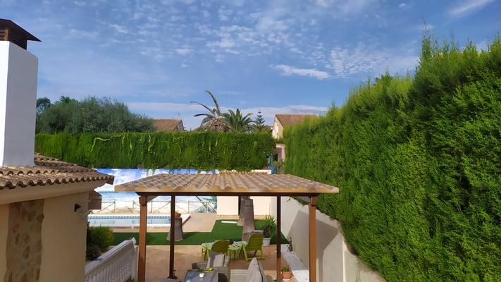 Cenador de aluminio color madera y panel imitación teja.