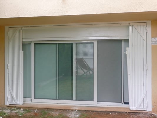 Reja de seguridad puertas abatibles cerradas