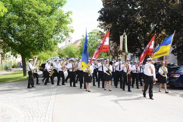 EINZUG DER FESTGÄSTE INS SCHLOSS SCHRATTENTHAL