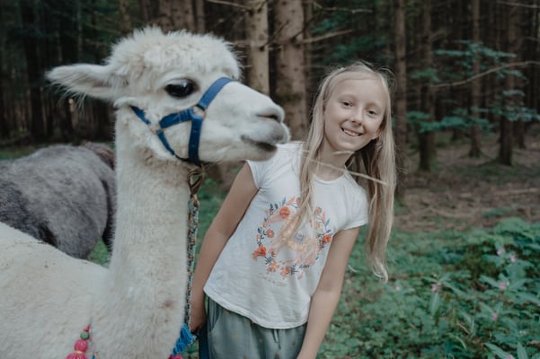 Tierische Nähe, kindliches Lachen – ein perfekter Happy‑Family‑Moment