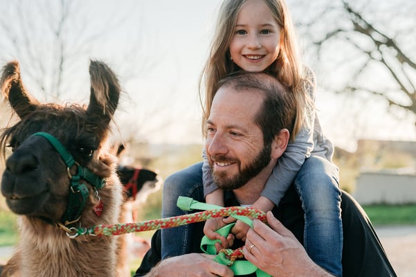 Papa und Kind mit Lama