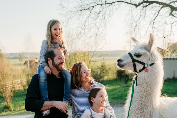 Familie mit Kindern unterwegs