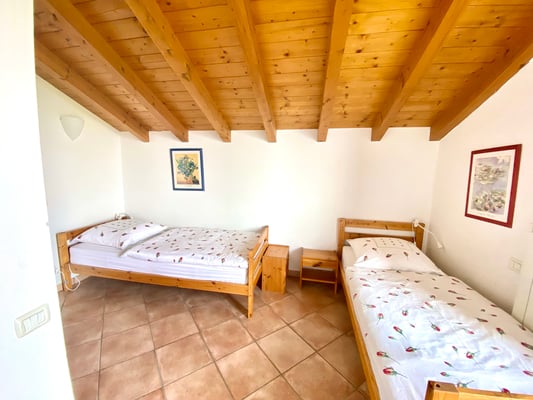 Schlafzimmer mit zwei Einzelbetten