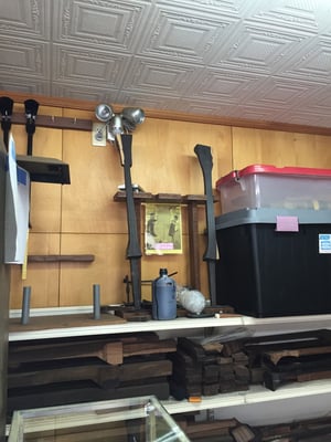 製作途中の棹が積まれている