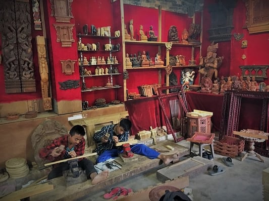 Atelier sculpture sur bois chez les frères Shilpakar