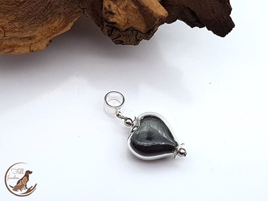 H13: Ein zierlicher Glasherzanhänger 15mm gross gefüllt mit dem Fell und einer Öse aus Edelstahl.Preis: 30 Euro