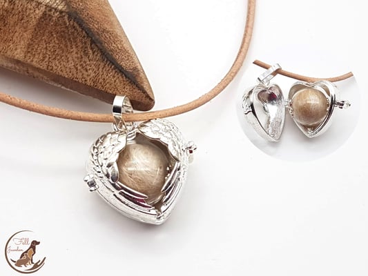 H6: Silberner Herzanhänger in Flügelform mit einer Glasperle. Preis: 28 Euro