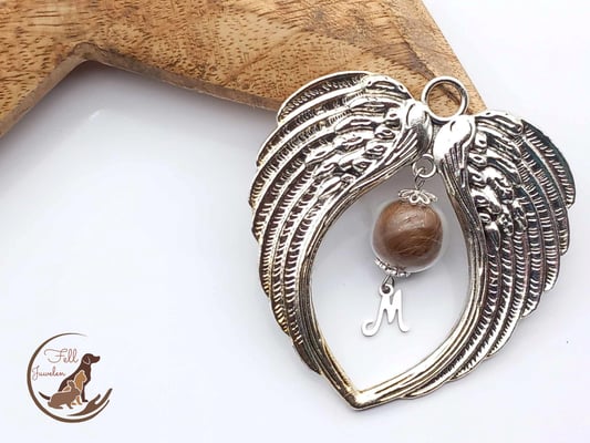 H4: Ein antikes Flügelherz (60mm x 70mm ) mit einer gefüllten Glasperle und einem passenden Buchstaben aus Edelstahl. Preis: 30 Euro