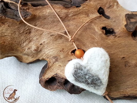 H11: Fellherz mit Polarisperle und Lederband. Preis 36 Euro