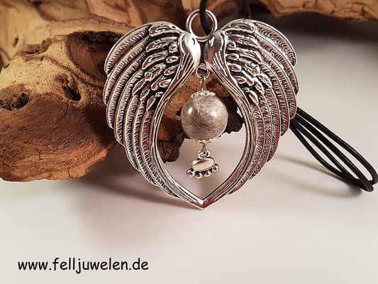 H9:Antiker Flügelanhänger mit einer gefüllten Glasperle (16mm) und einer silbernen Pfote. Preis: 30 Euro