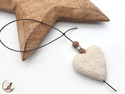 H8: Fellherz mit Zusatzperlen und einem verstellbaren Lederband. Preis 36Euro