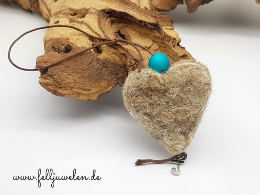 H14: Ein Fellherz aus gebürsteter Unterwolle mit einem Lederband, einer Polarisperle und eine Buchstaben aus Edelstahl. Alles ganz nach Kundenwunsch. Preis: 36 Euro