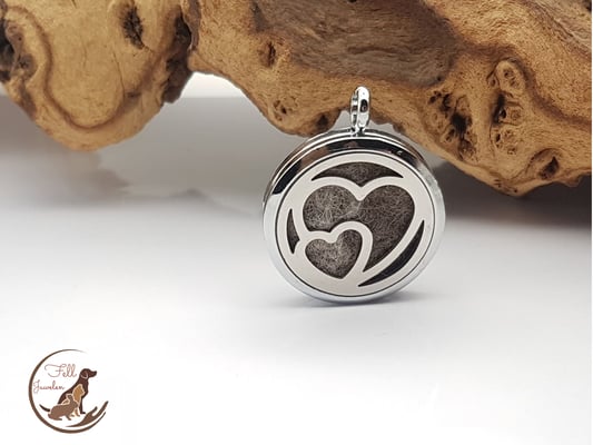 H5:Edelstahlmedaillon mit Herzen, gefüllt mit einer Fellplatte, Grösse 30mm. Preis: 52 Euro