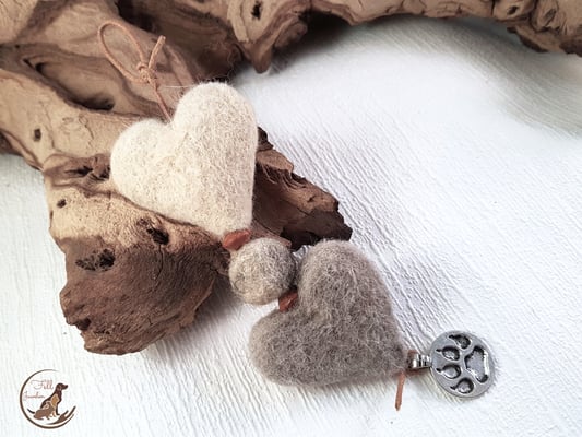 H1:Fellherzen und eine passende Fellperle in verschiedenen Farben und unterschiedlichen Grössen . Preis: 65 Euro