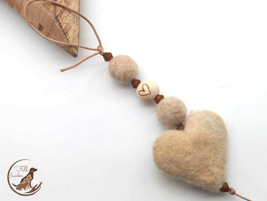 H15: Zwischen den Fellperlen und dem Fellherz sind zierliche braune Polarisperlen und eine Holzperle mit Herzdruck auf ein dünnes Lederband aufgezogen. Preis: 55 Euro.