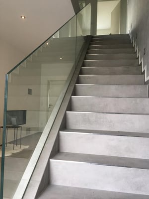 Treppenbrüstung in einem bauseits vormontierten Profil