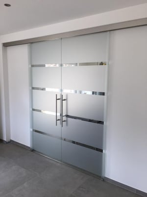 2 Flügelige Schiebeanlage mit 5 Sichtschutzstreifen und Stoßgriff 600mm