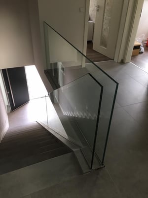 Treppenbrüstung in einem bauseits vormontierten Profil