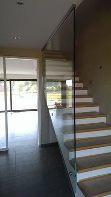 Brüstung seitlich einer Treppe mit dezenten Punkthaltern und dezenten Profil an der Decke