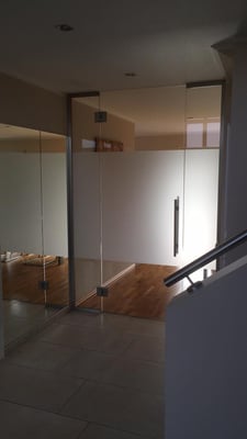 2 Festfelder mit 1 Pendeltür in der Mitte