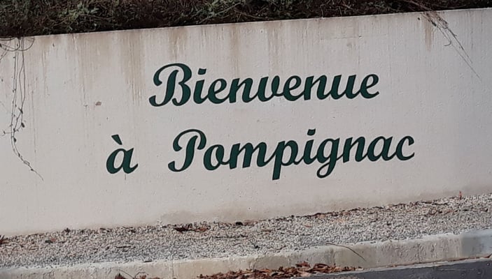 Lettres peintes sur mur en ciment