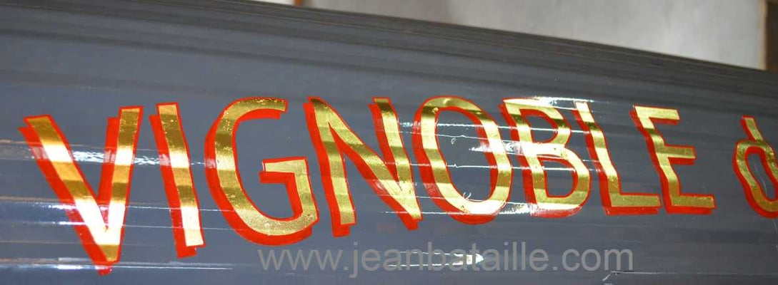 lettres en feuilles d'or de 22carats avec serti ombré en rouge vermillon