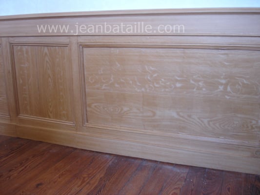 sous-bassement en médium, en faux-bois imitation chêne clair