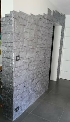 Vieux mur en staff avec peinture argent