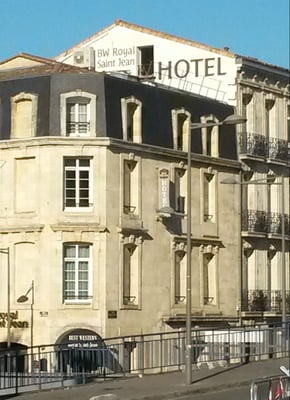 Pignon et lettres peintes