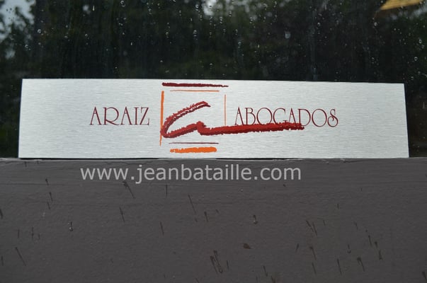 Plaque en alu brossé avec Lettres et Logo en adhésif