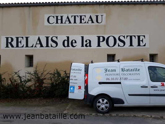 Lettres peintes en acrylique sur mur en ciment peint