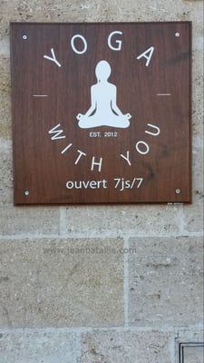 Logo et lettres peintes en laque blanche sur panneau en bois Sipo