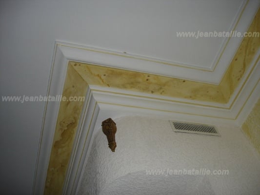 Peinture du plafond et décoration des corniches en glacis