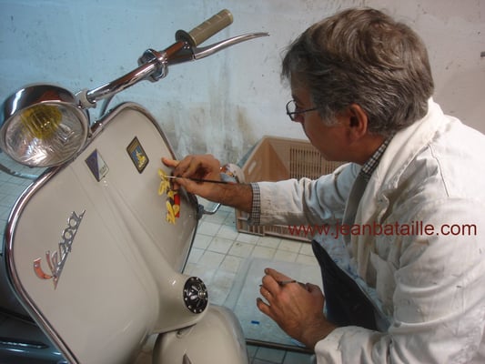 pin up en peinture laque sur VESPA