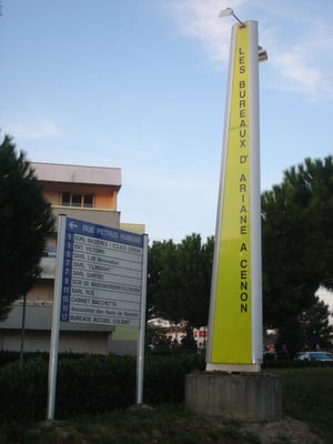 Totem  de 4m de haut recto-verso, lettres adhésives et profil planche alu avec lettres adhésives