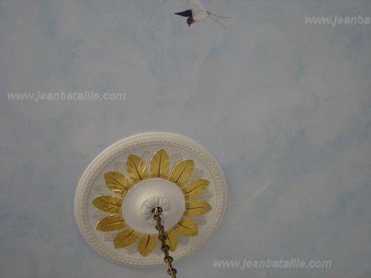 détail plafond en "ciel" pose de la rosace, peinture, feuille d'or et décoration en glacis