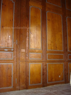 Porte vernie et liserets peints en laque