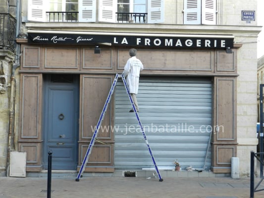 Lettres peintes sur fronton de la façade
